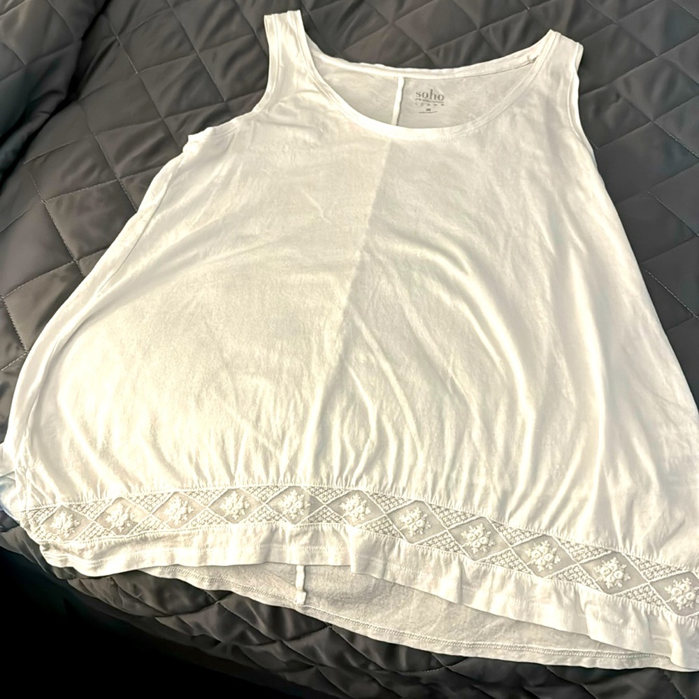 2 tunic tanks in white
